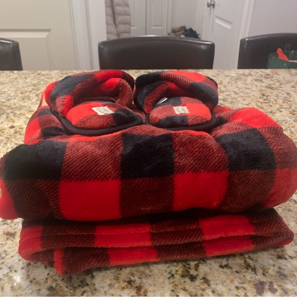 NWT Dakota slipper and blanket set! Sz M Buffalo Plaid and fleece! - Picture 2 of 8